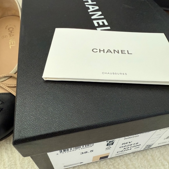 Chanel Ballerina Flats in classic Beige & Black - Picture 8 of 8